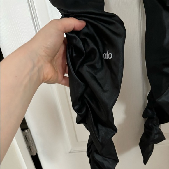 ALO Yoga | Rare Faux Leather Ruched Shimmer Leggings Black Sz M - Picture 4 of 8